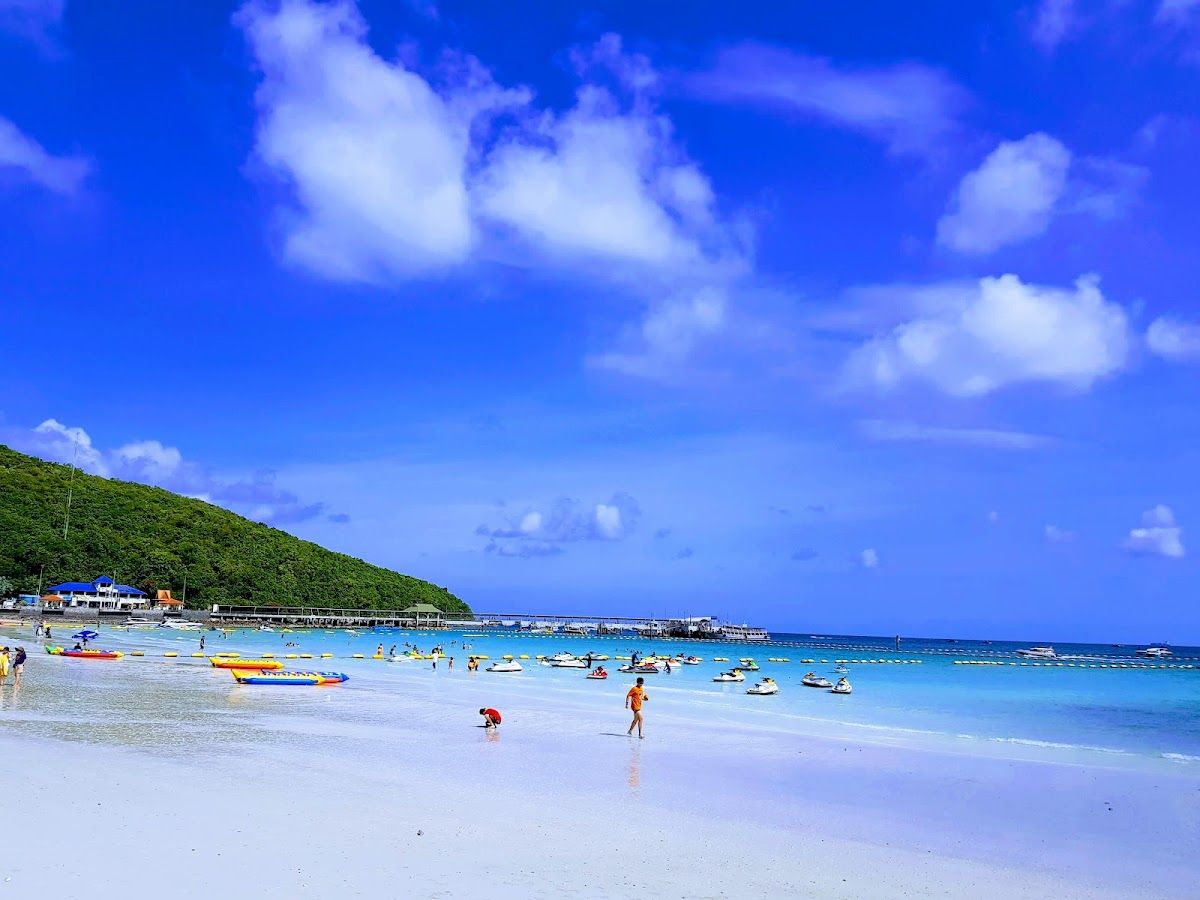 Crystal clear water and white sand beach on Koh Larn island near Pattaya