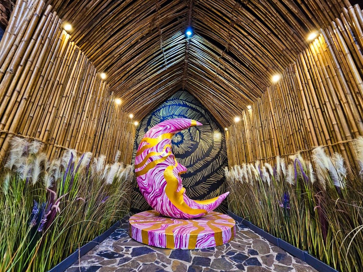 Love In Museum photo 2