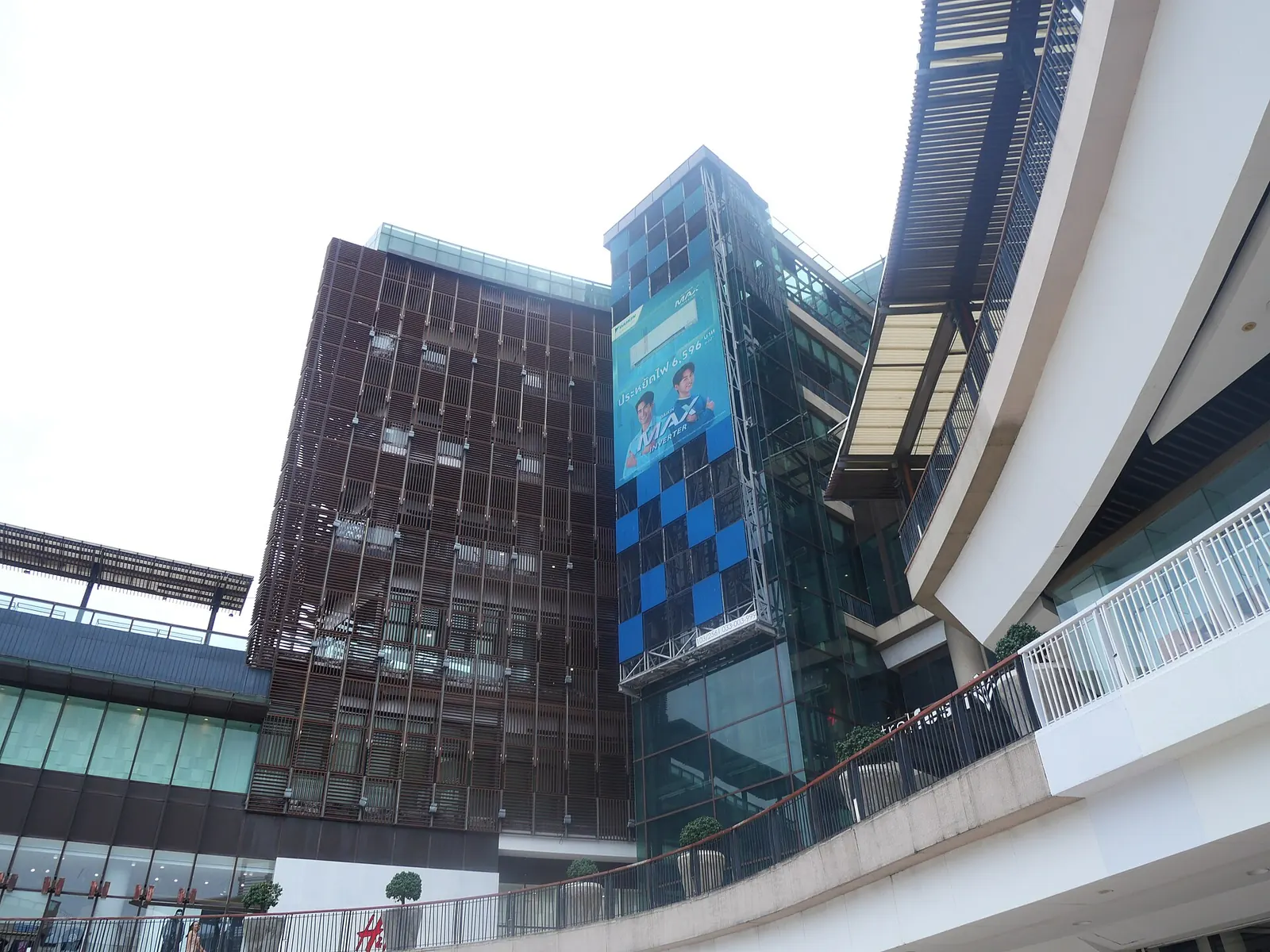 The Beach Road front of CentralFestival Pattaya Beach, where Dentist @ Beach is inside