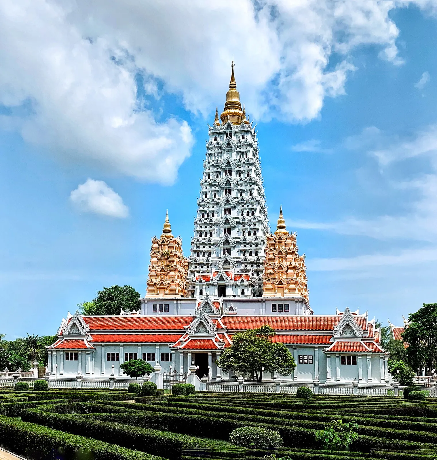 White temple buildings and gardens at Wat Yansangwararam