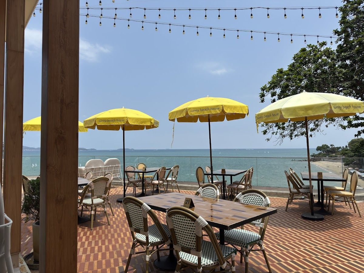 Pattaya Beach at peak season — clear skies, calm Gulf waters and palm-lined promenade