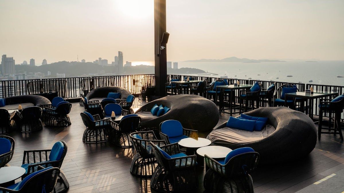 Xana Beach Club Amari Pattaya — infinity pool with beachfront views and DJ deck on weekend afternoon