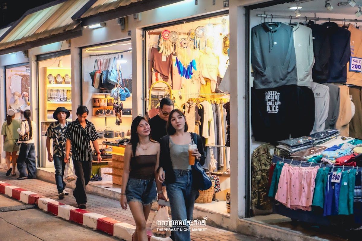 Thepprasit Night Market in Pattaya with food stalls lit up at dusk, vendors selling grilled seafood and Thai snacks