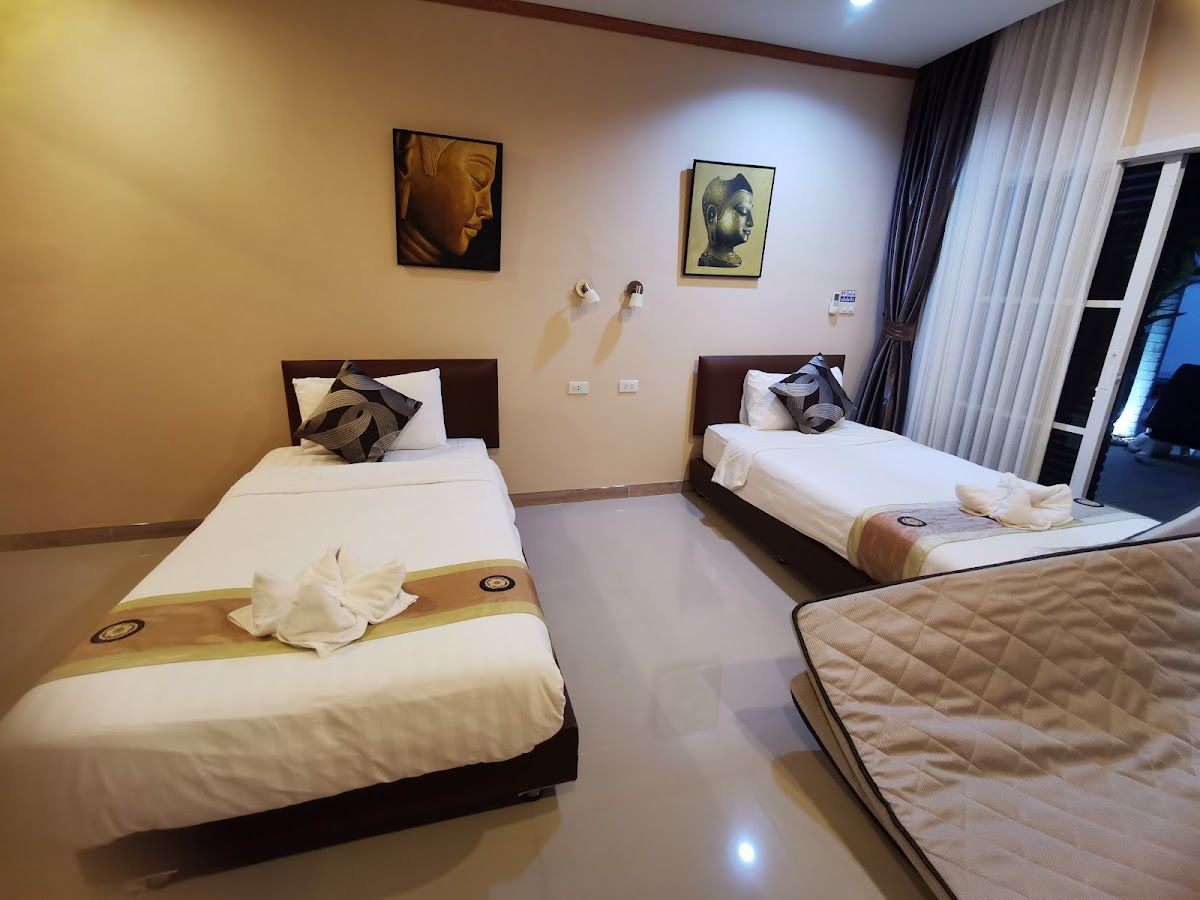 4 Palms Resort pool and grounds in Bang Saray