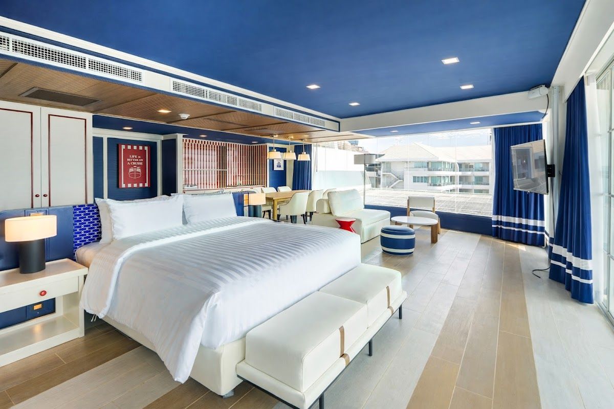 A-One The Royal Cruise Hotel pool and grounds in Central Pattaya