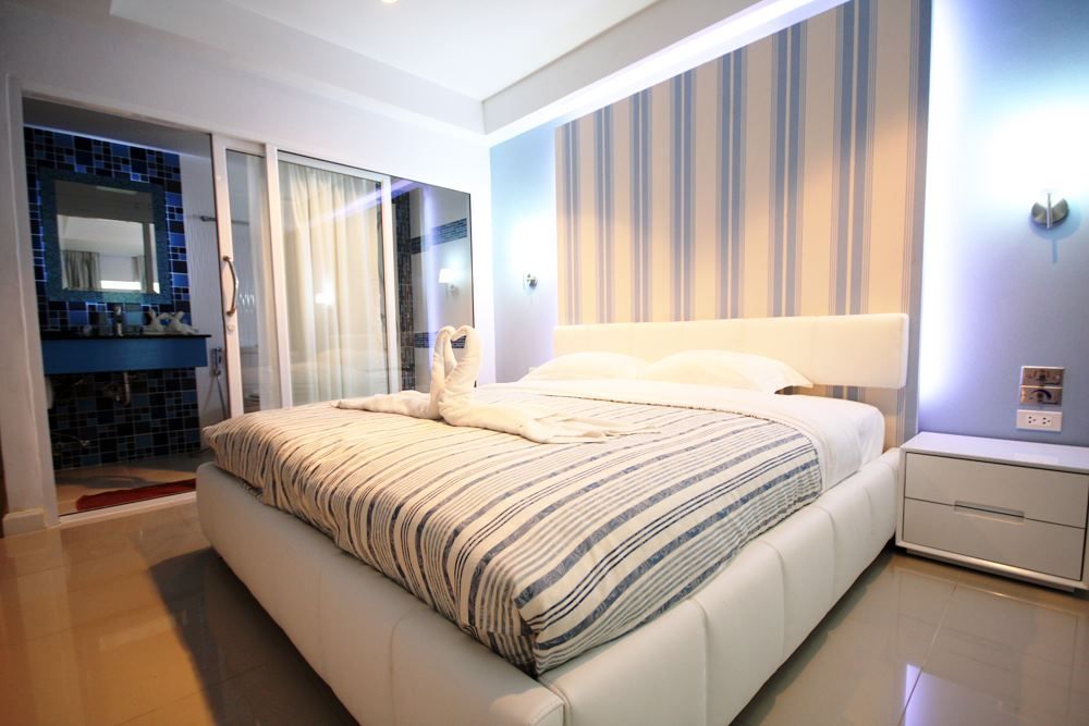 Access Inn Pattaya pool and grounds in Central Pattaya