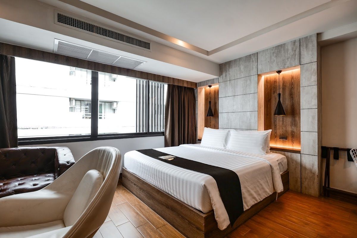 Acqua Hotel Pattaya pool and grounds in Central Pattaya