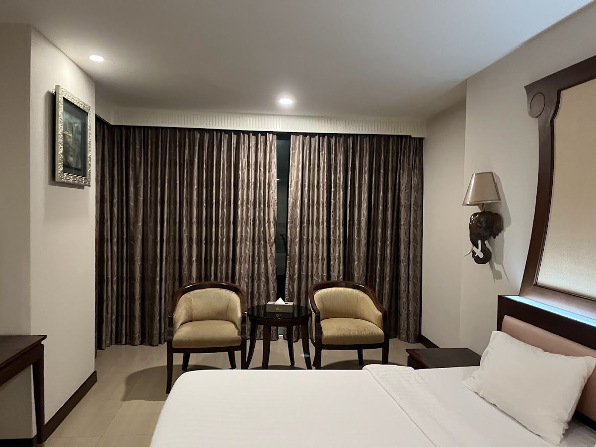 Aiyara Grand Hotel pool and grounds in Pratumnak Hill