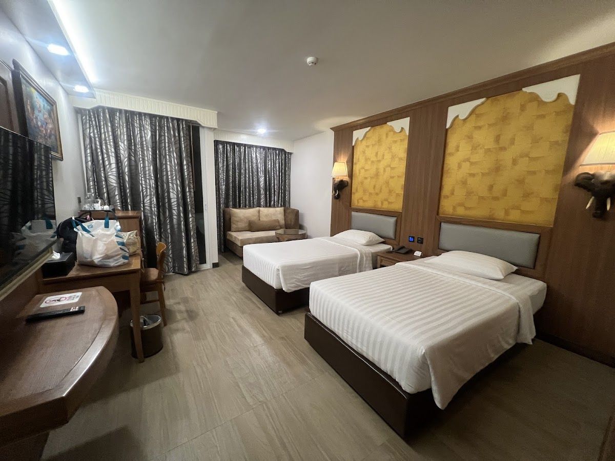 Aiyara Palace Hotel pool and grounds in Central Pattaya