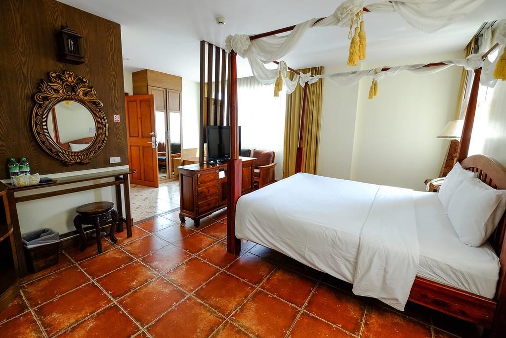 Aiyaree Place Resort pool and grounds in Central Pattaya