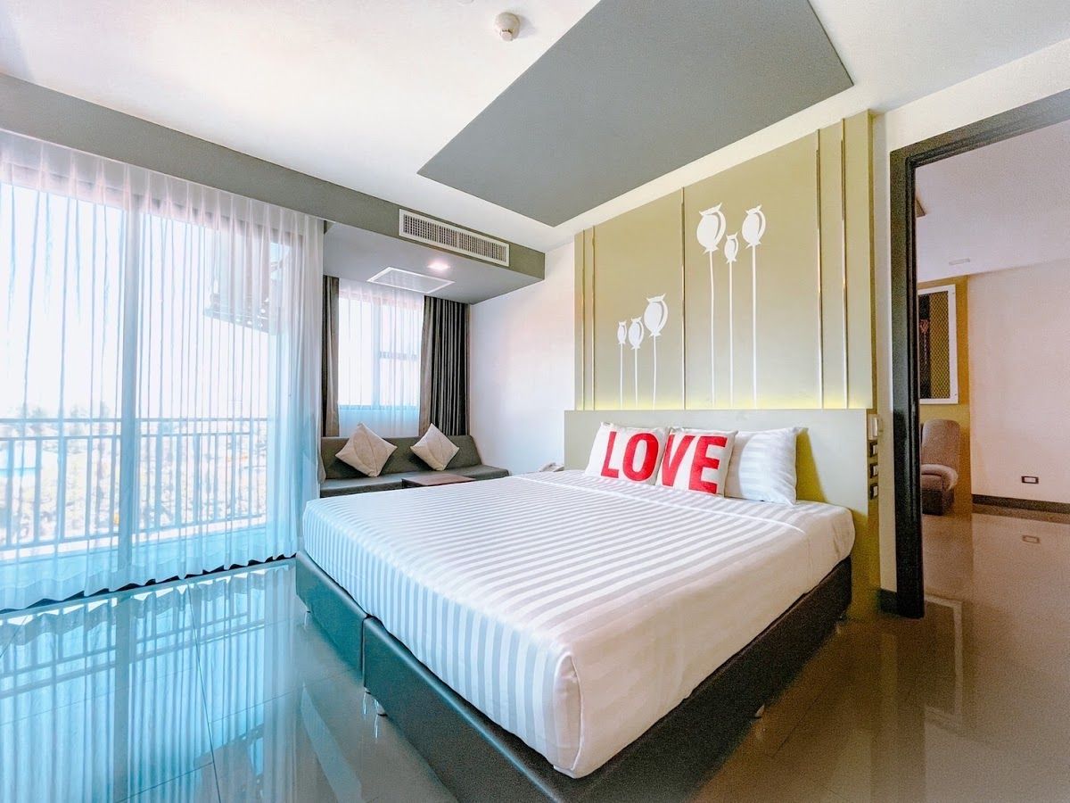 Arthitaya Green Nature Hotel & Lakkhana Poolside Resort pool and grounds in Naklua
