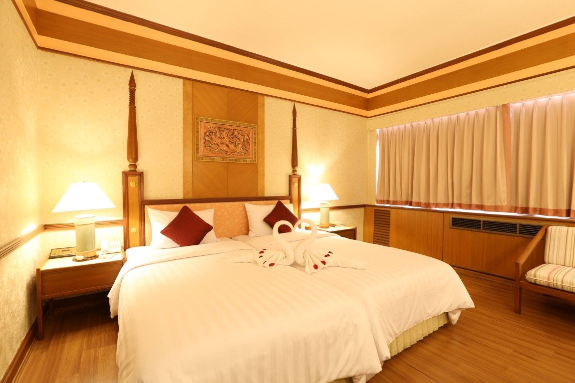Asia Pattaya Hotel pool and grounds in Pratumnak Hill