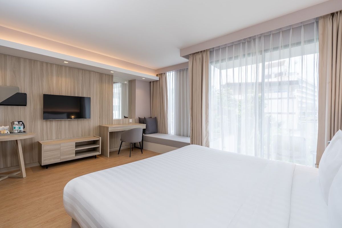 Aster Hotel & Residence pool and grounds in Central Pattaya