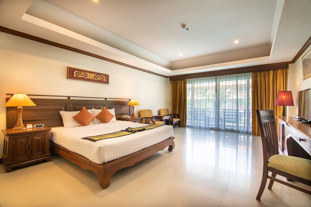 Avalon Beach Resort Pattaya pool and grounds in Jomtien Beach