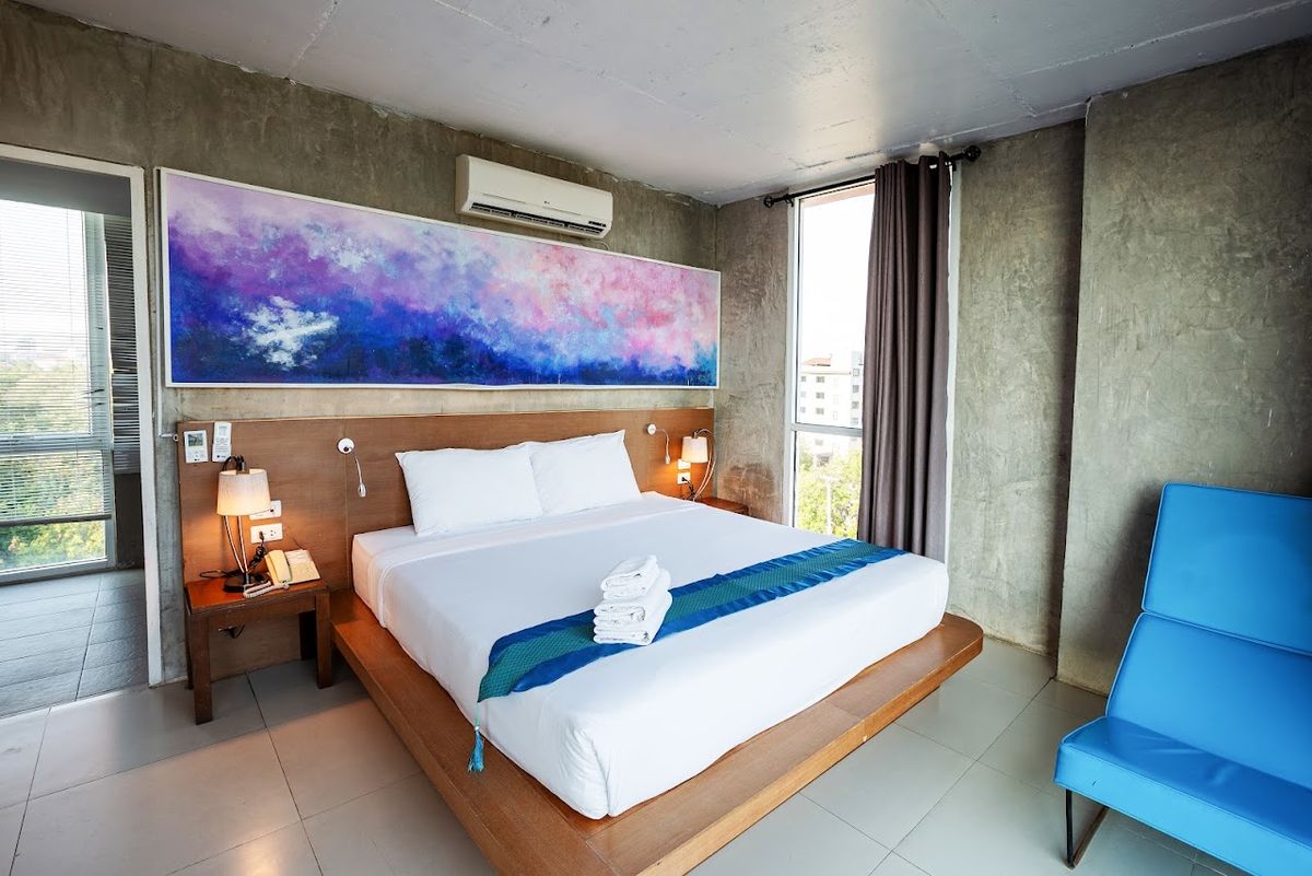 B2 Sea View Pattaya Boutique & Budget Hotel pool and grounds in Central Pattaya