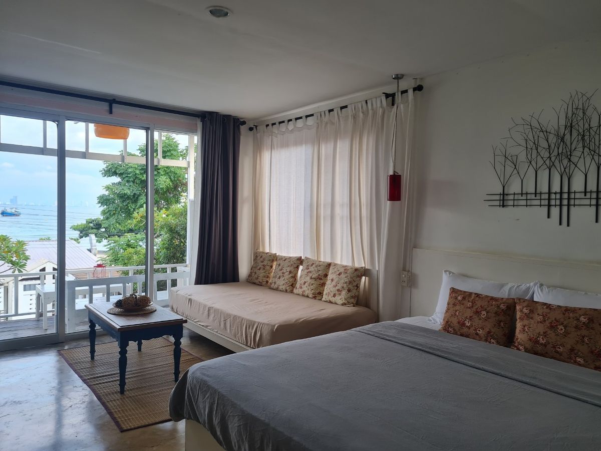 Baan Chalianglom, Koh Larn pool and grounds in Naklua