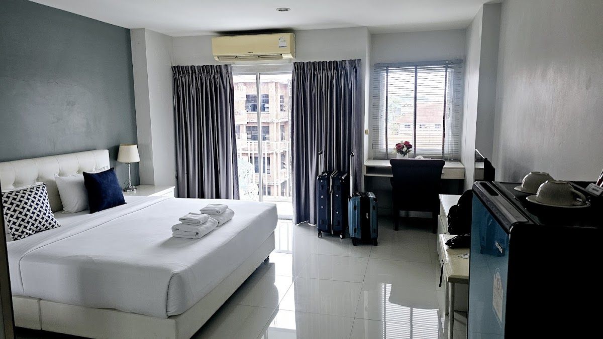 Baan Pattaya Plus pool and grounds in Wongamat Beach