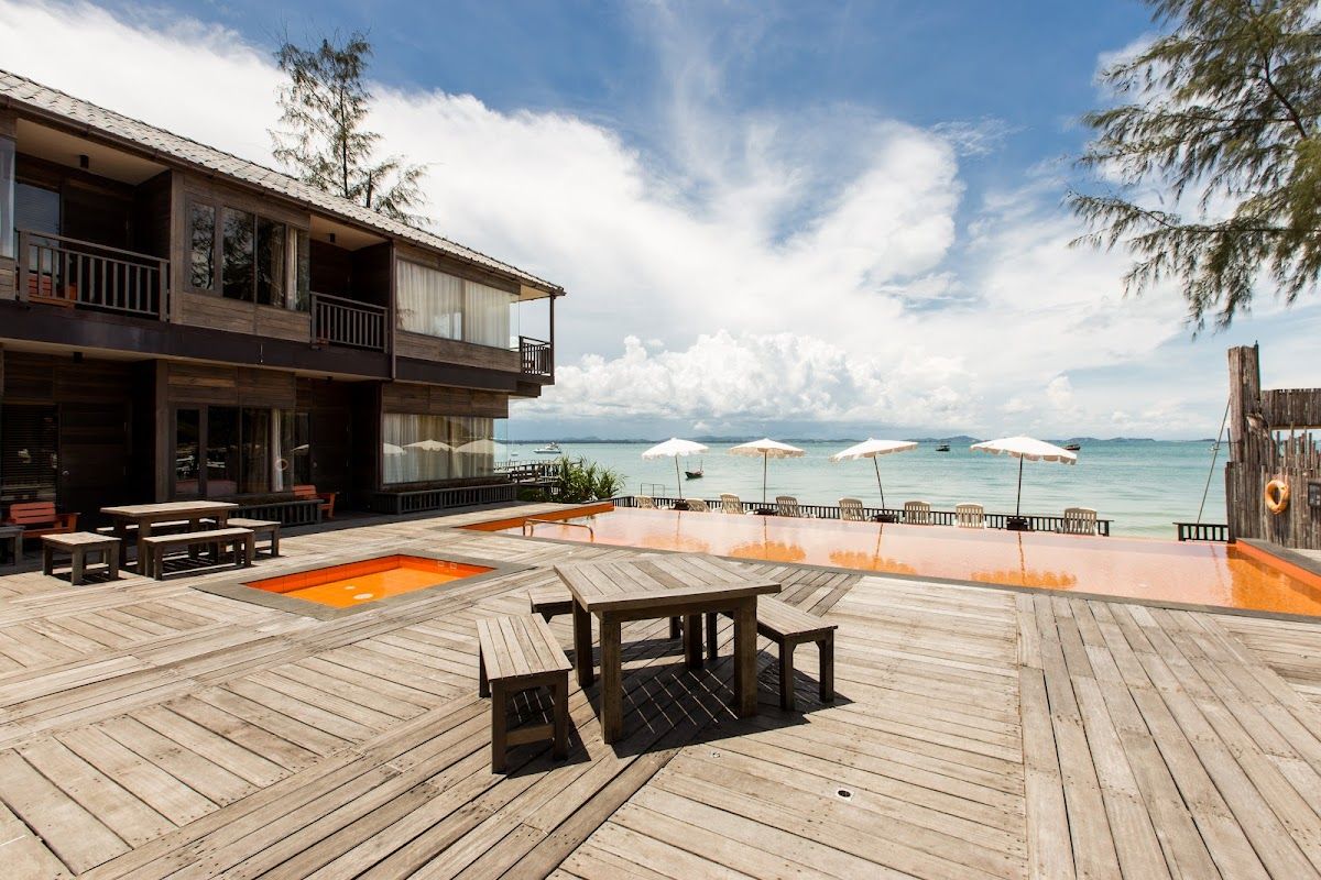 Baan Ploy Sea Hotel exterior in Naklua