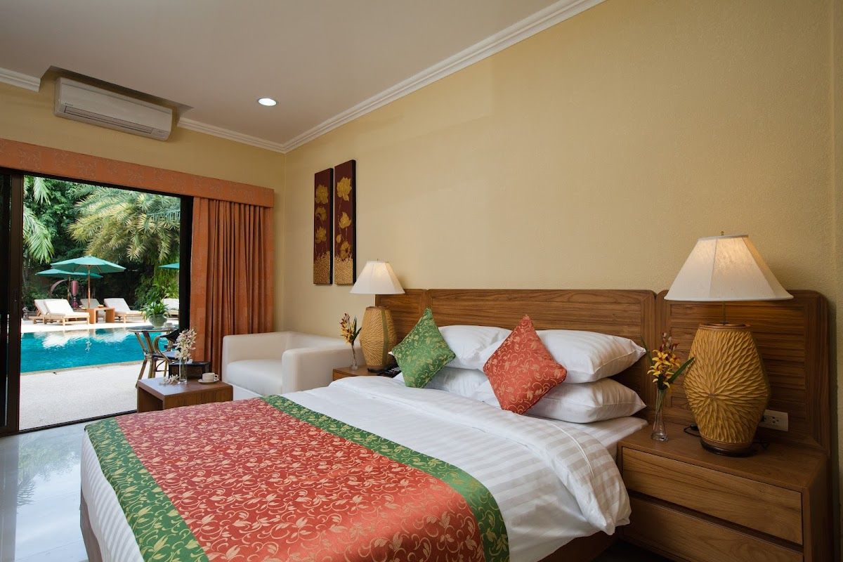 Baan Souy Resort pool and grounds in Central Pattaya