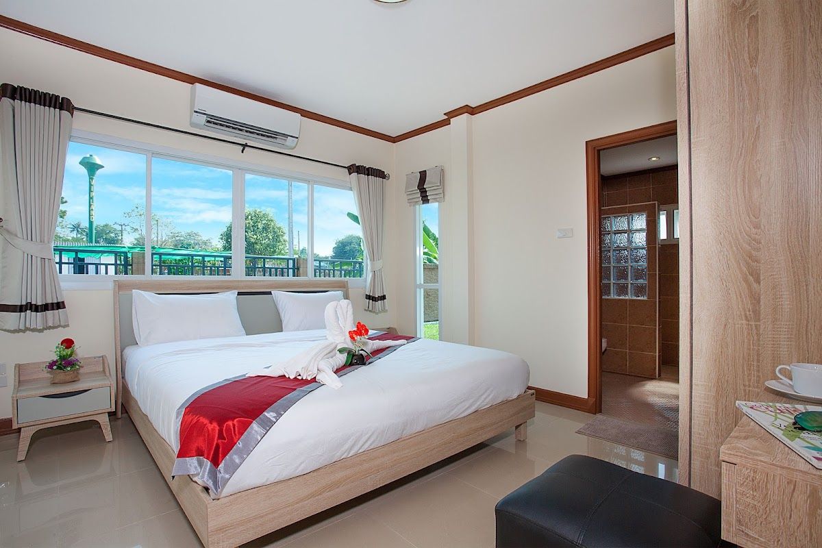 Baan Thai Lanna Pattaya บ้านไทยล้านนาพัทยา pool and grounds in Bang Saray