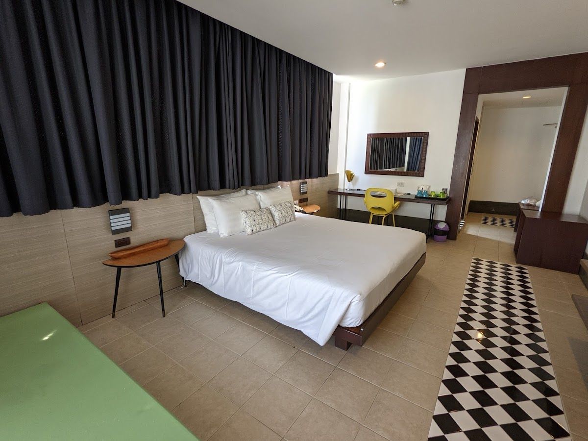 BABOONA BEACHFRONT LIVING pool and grounds in Central Pattaya