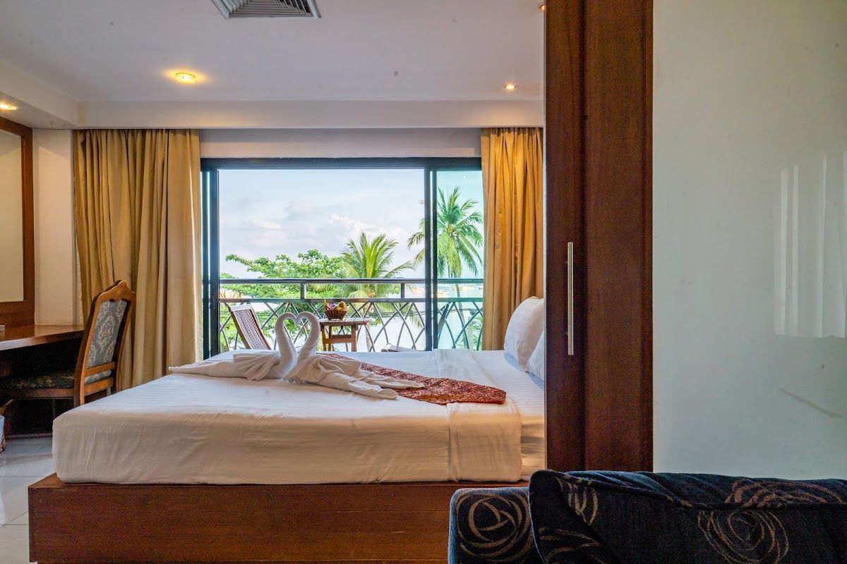 Baywalk Residence pool and grounds in Central Pattaya