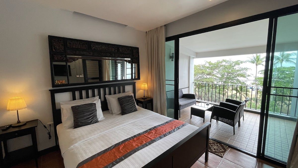 Beach Gallery House - Boutique Hotel pool and grounds in Jomtien Beach