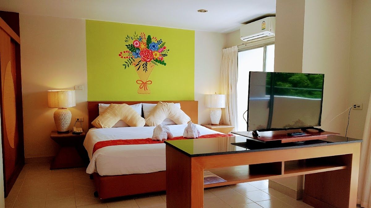 Bella Villa Prima pool and grounds in Central Pattaya
