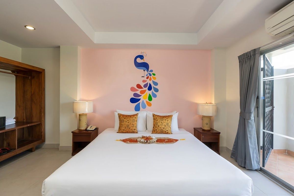 Bella Villa Resort Pattaya pool and grounds in Central Pattaya