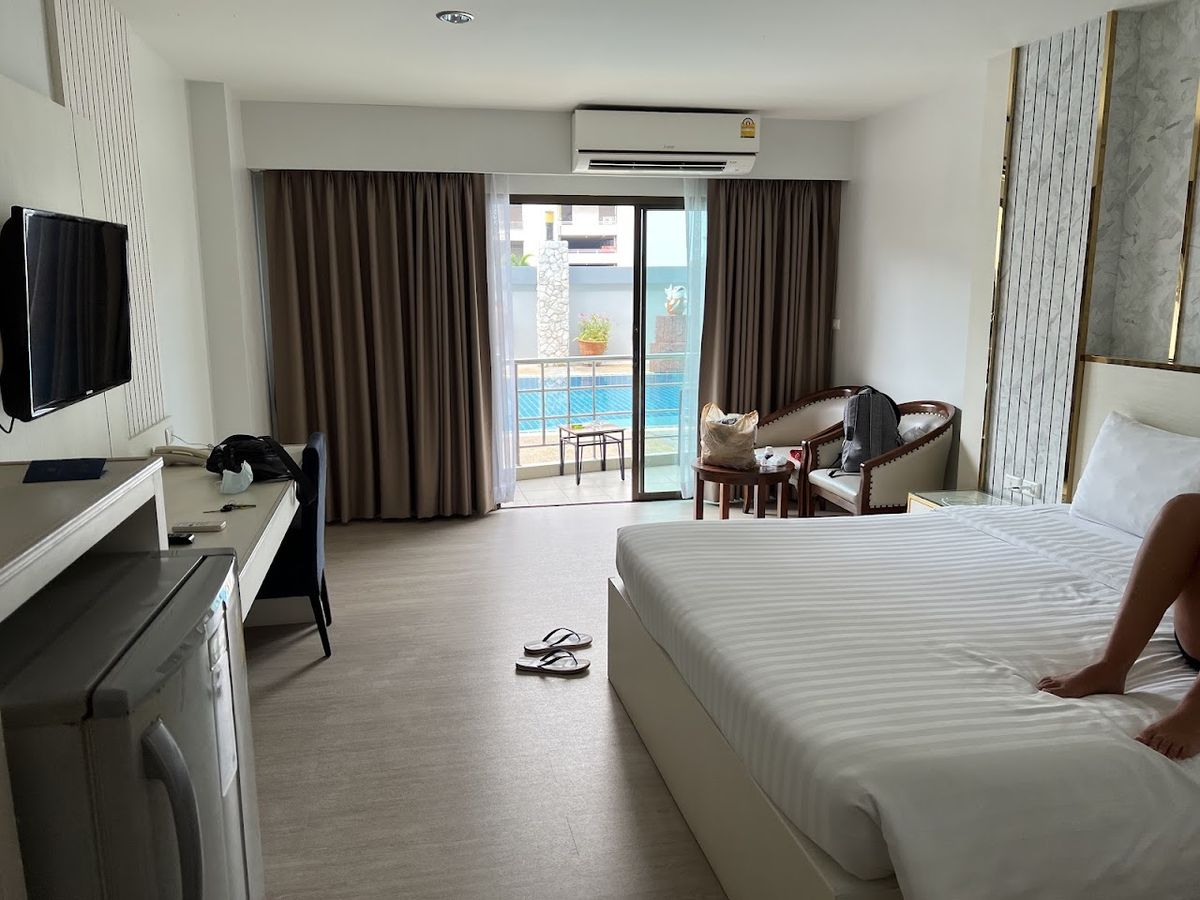 Best Beach Villa pool and grounds in Naklua