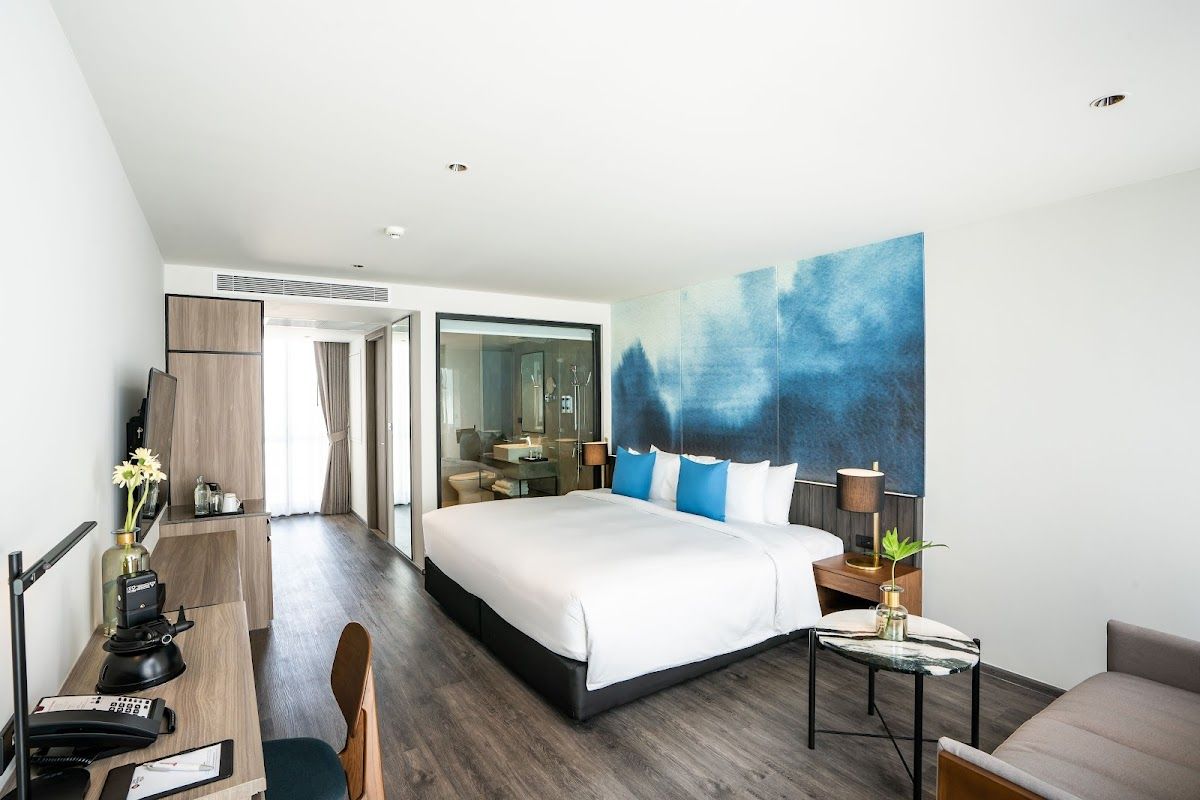 Best Western Ocean Hotel pool and grounds in Central Pattaya