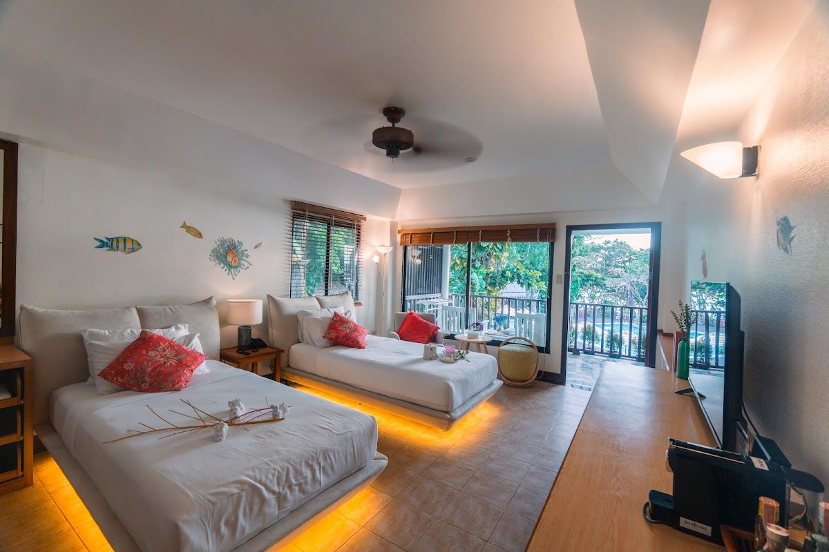 Birds & Bees Resort pool and grounds in Central Pattaya