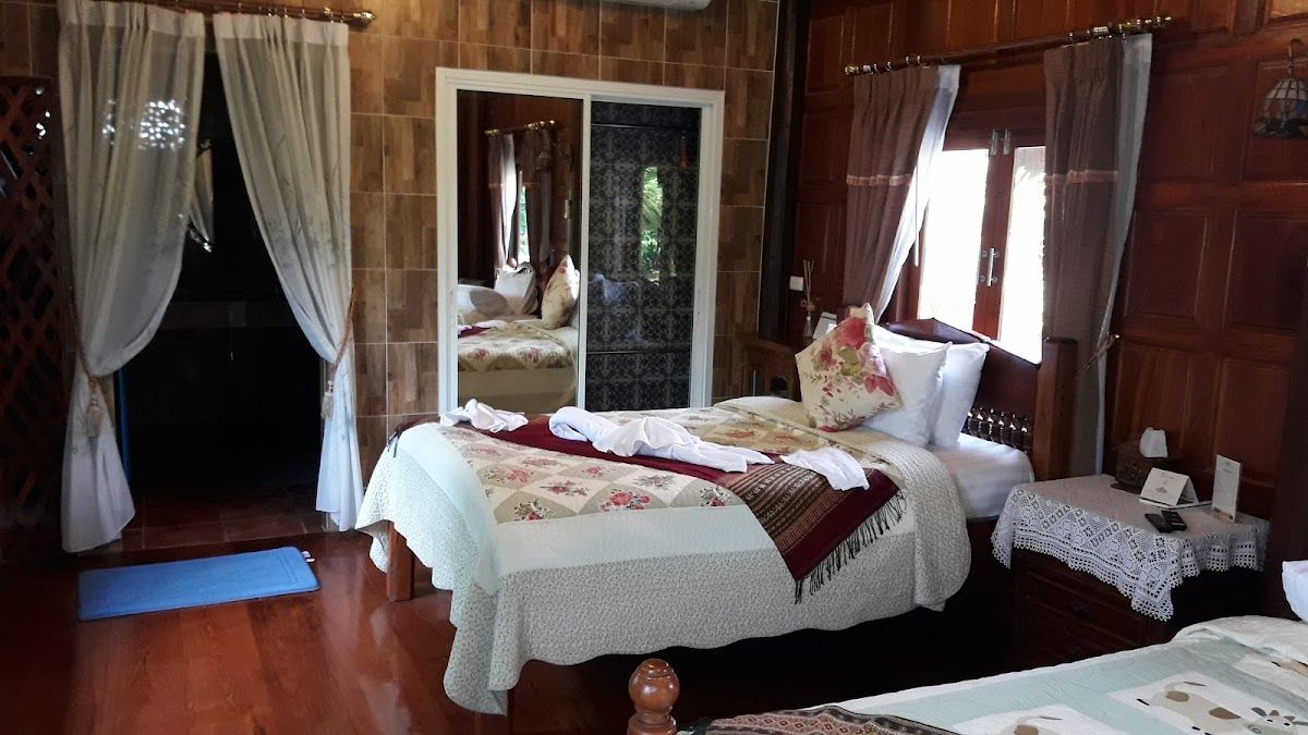 Bueng Bua Thong Resort pool and grounds in Central Pattaya