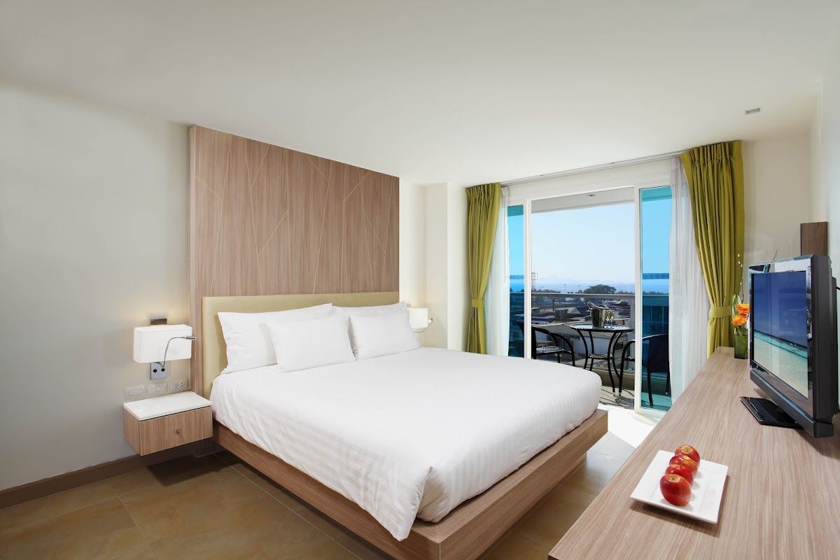 Centara Pattaya Hotel pool and grounds in Central Pattaya