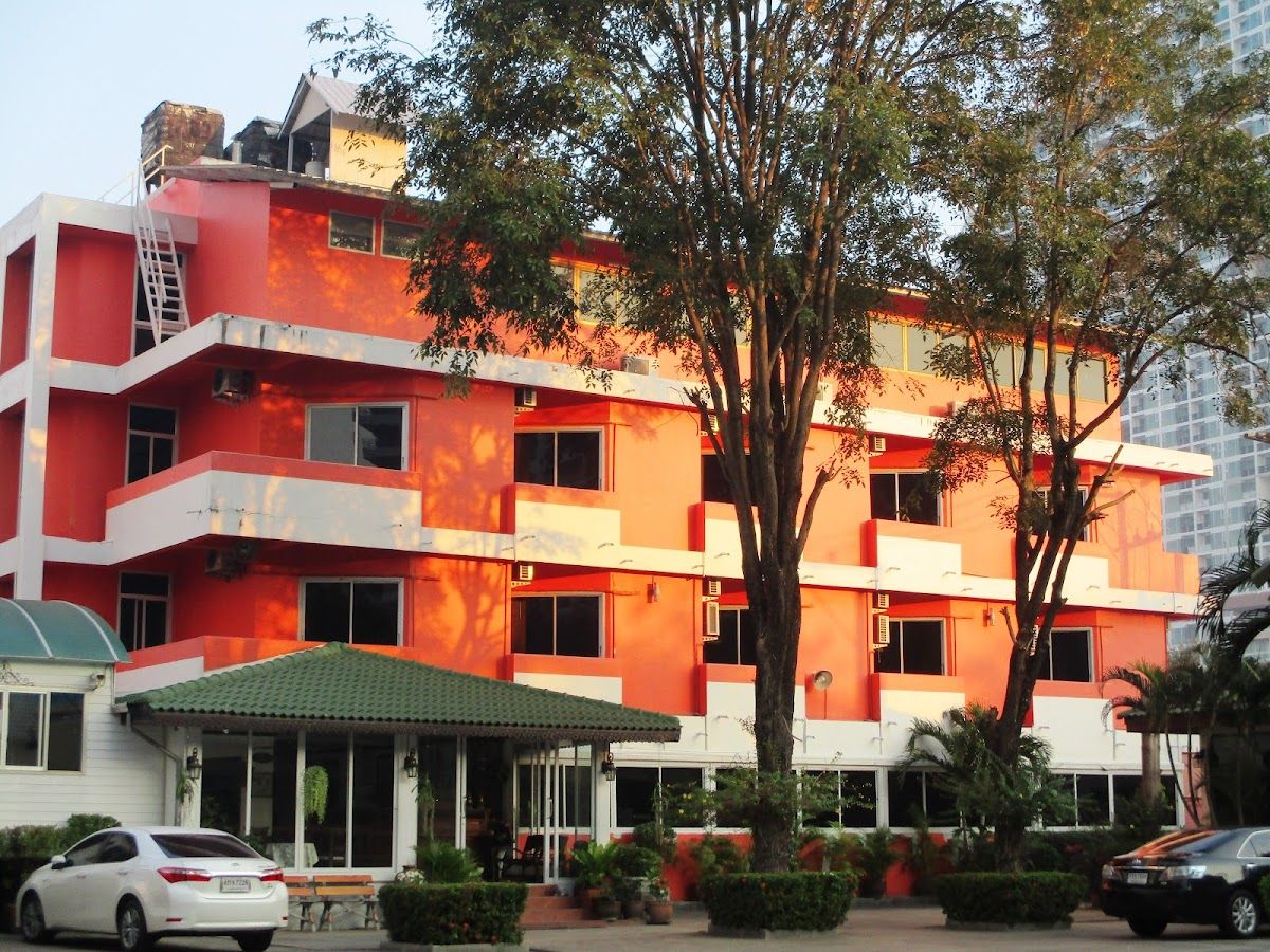 Center Inn Jomtien pool and grounds in Jomtien