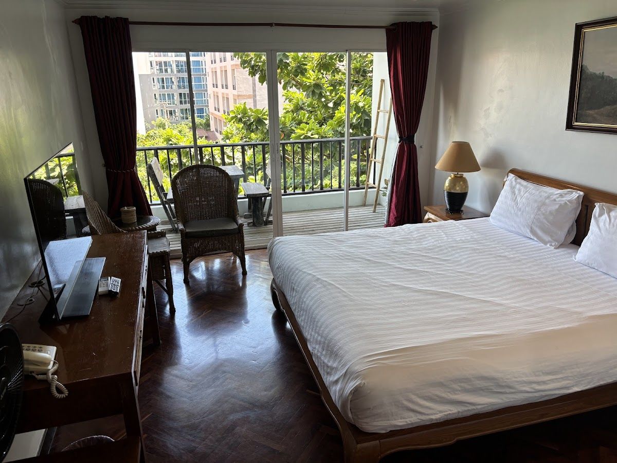 Chada Thai House pool and grounds in Central Pattaya