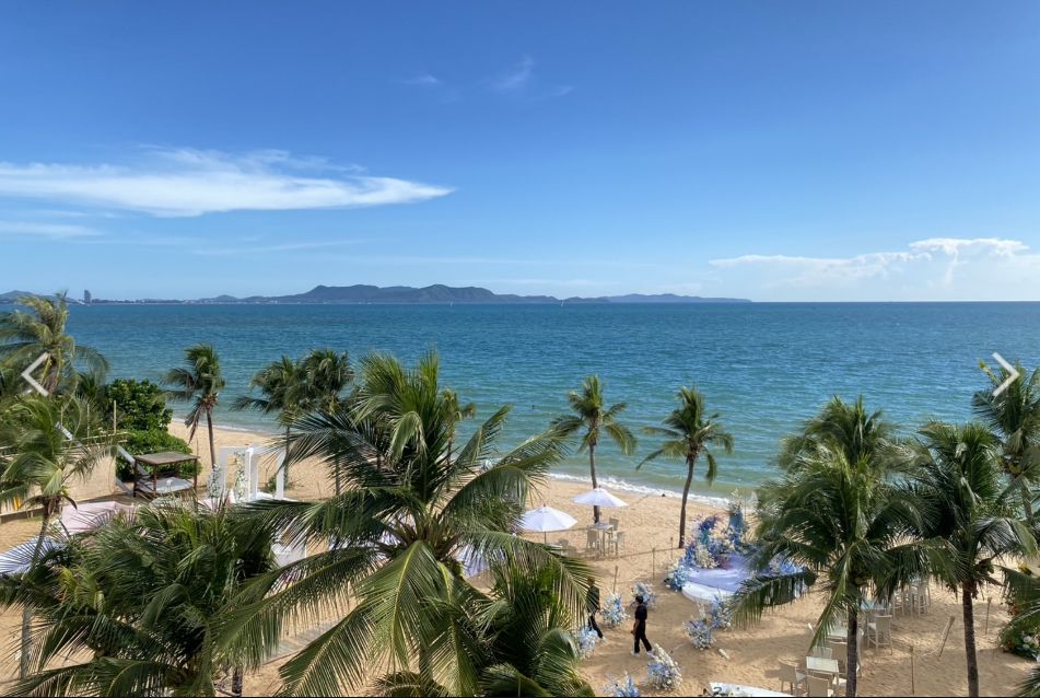 Club Natalie pool and grounds in Jomtien Beach