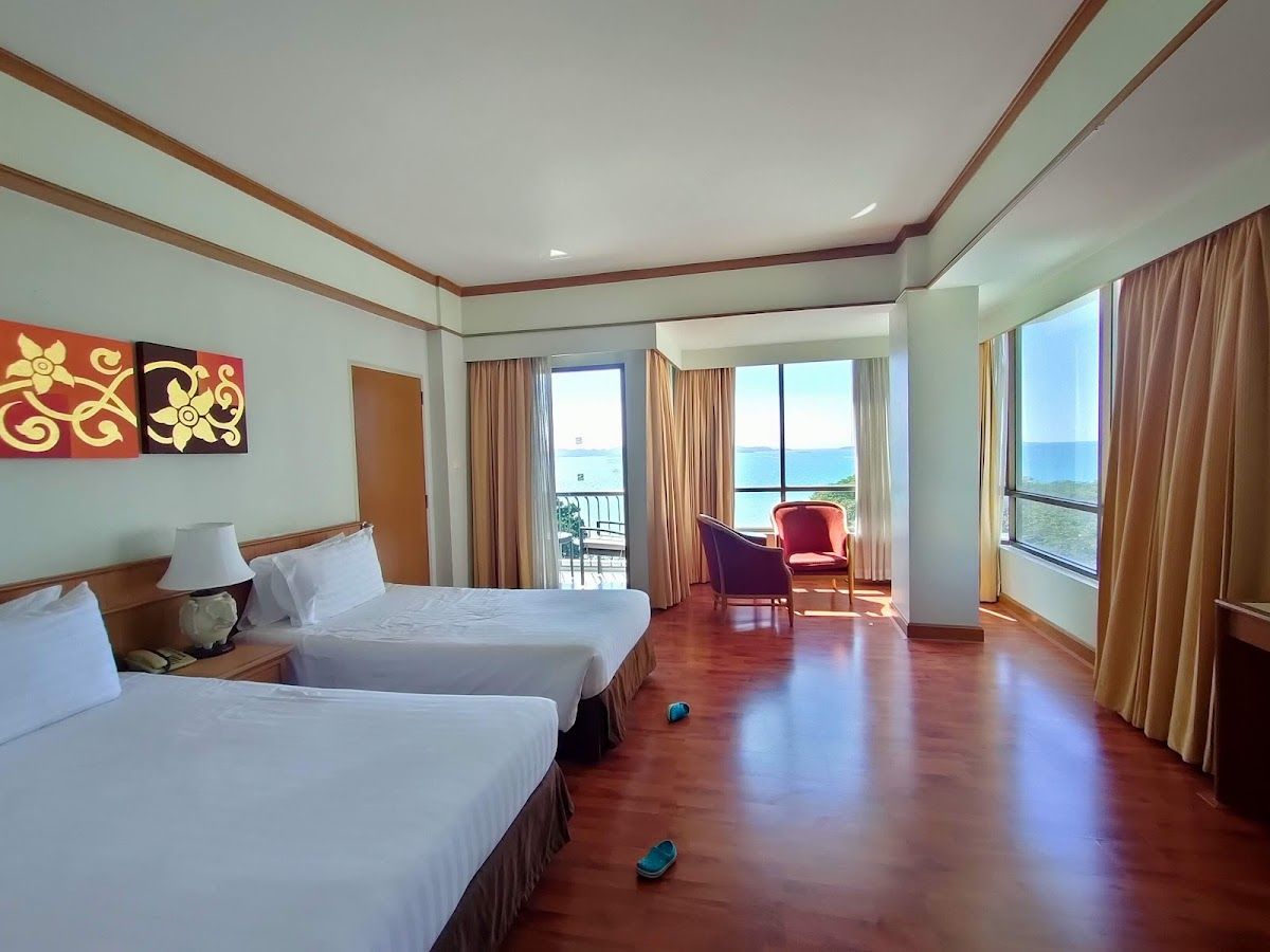 Cosy Beach Hotel pool and grounds in Pratumnak Hill