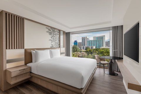 Courtyard by Marriott North Pattaya pool and grounds in Wongamat Beach