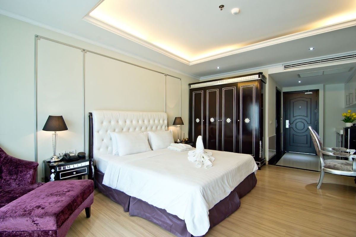 CT Suite pool and grounds in Central Pattaya