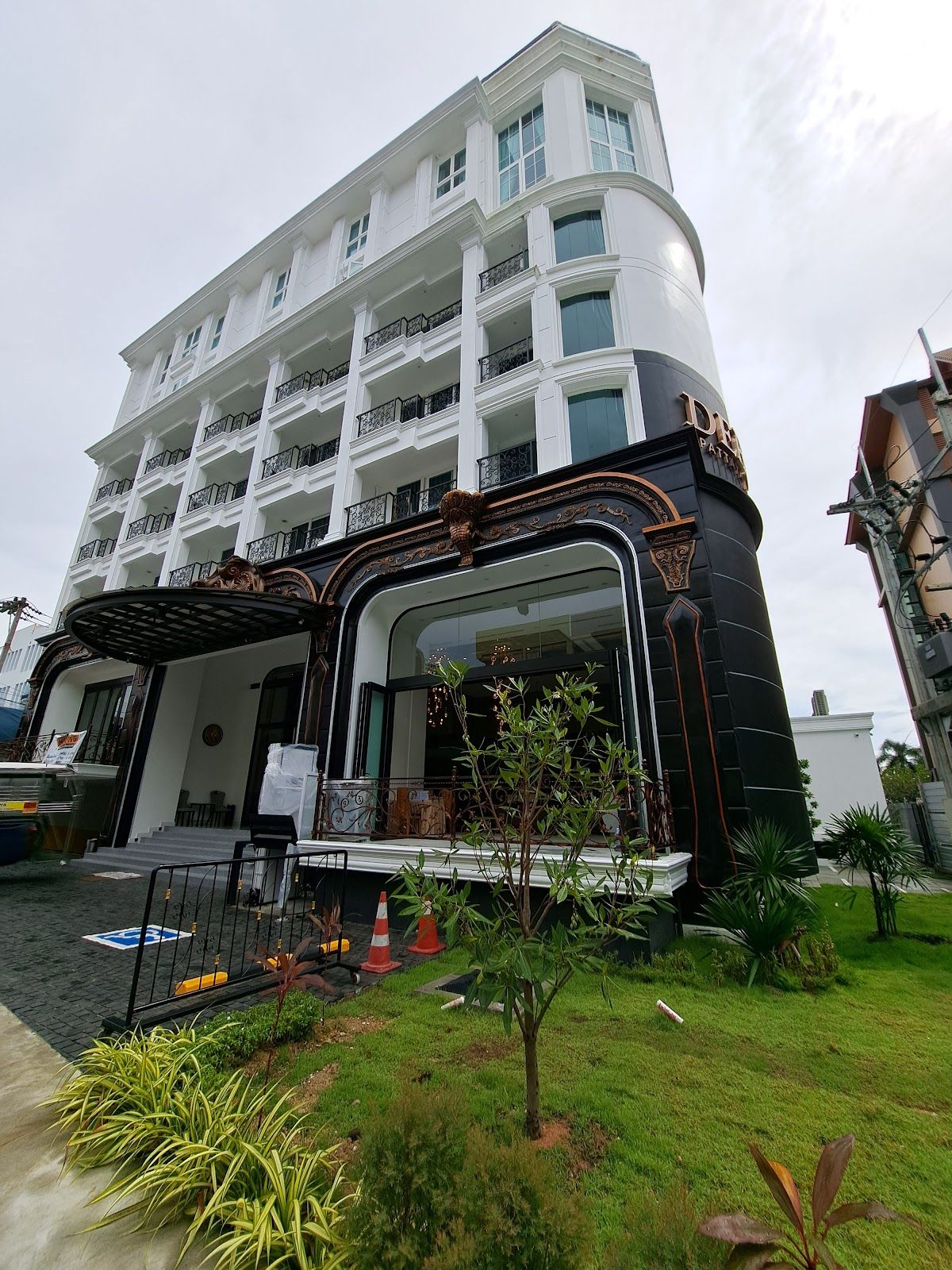 Debua Hotel Pattaya exterior in Central Pattaya