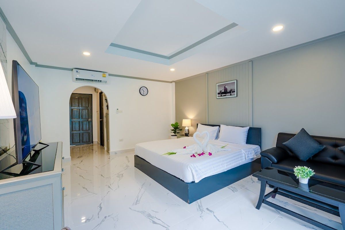 DEL MAX resort Pattaya pool and grounds in Central Pattaya