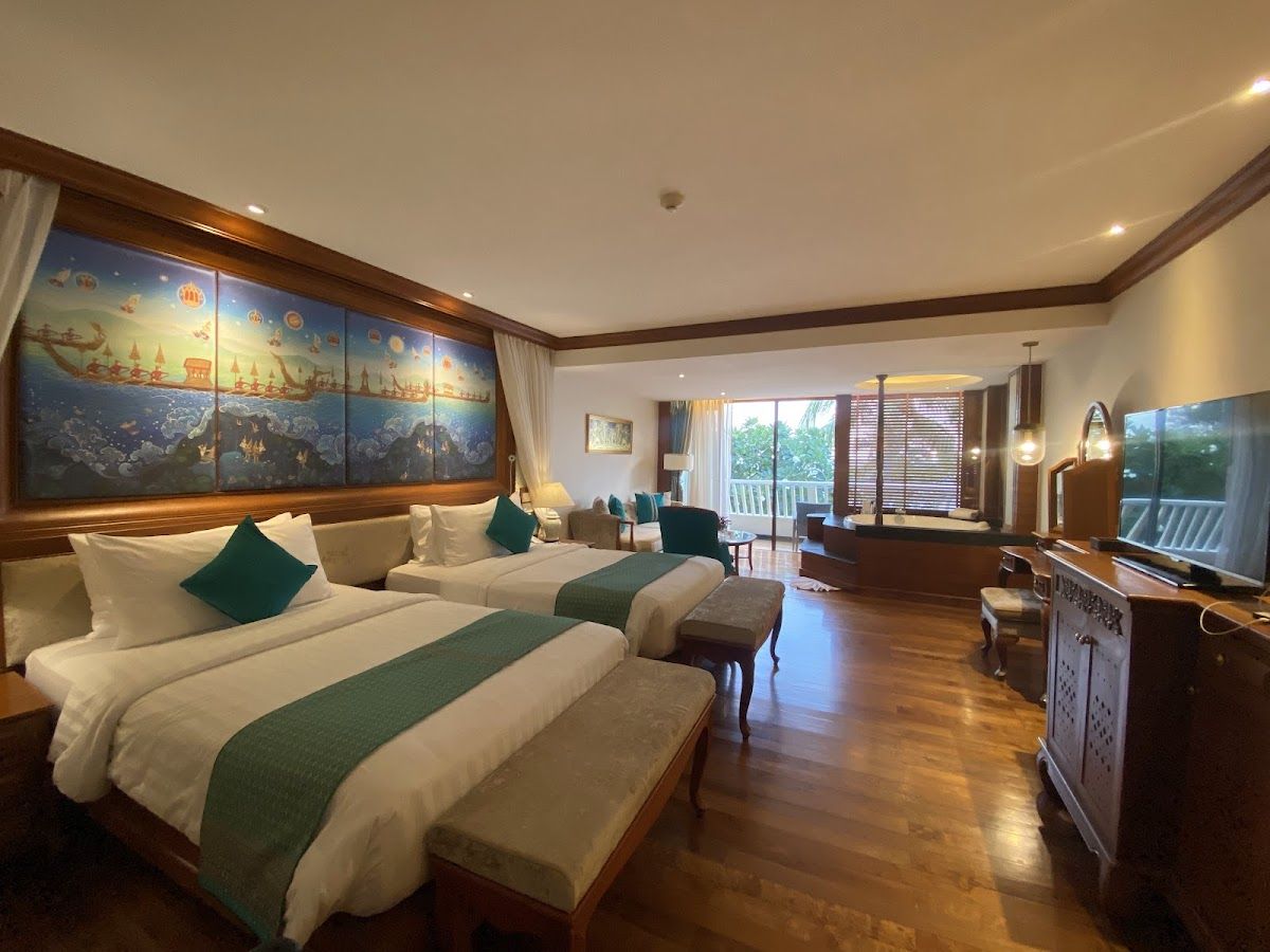 Diamond Cliff Resort Pattaya pool and grounds in Pratumnak Hill