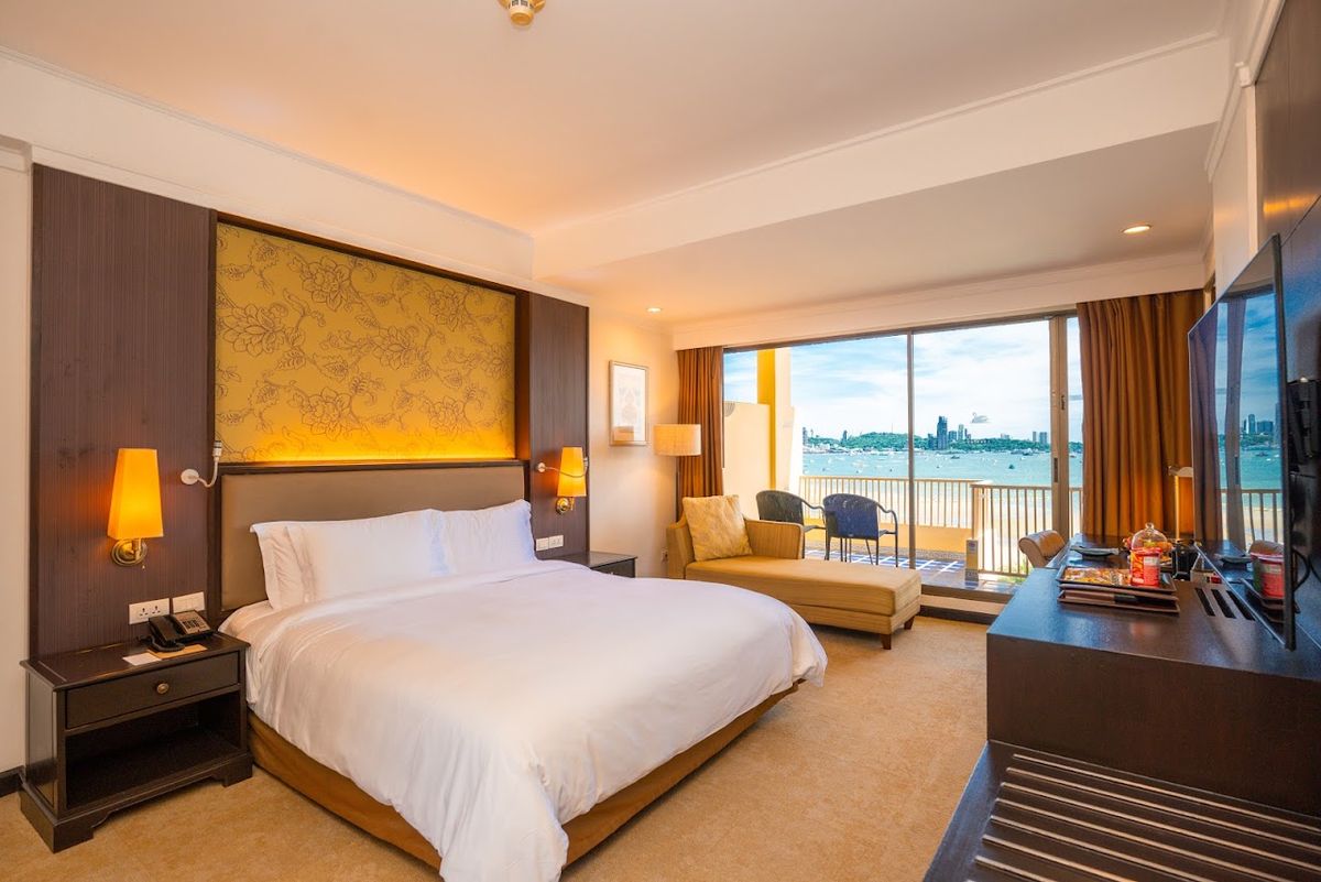 Dusit Thani Pattaya pool and grounds in North Pattaya