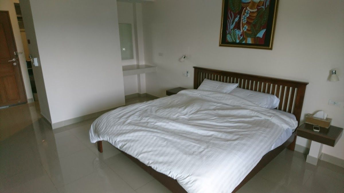 East Shore Pattaya Resort pool and grounds in Central Pattaya