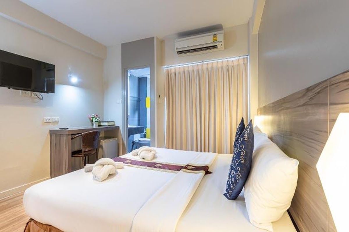 Eastiny Hotel Jomtien pool and grounds in Jomtien