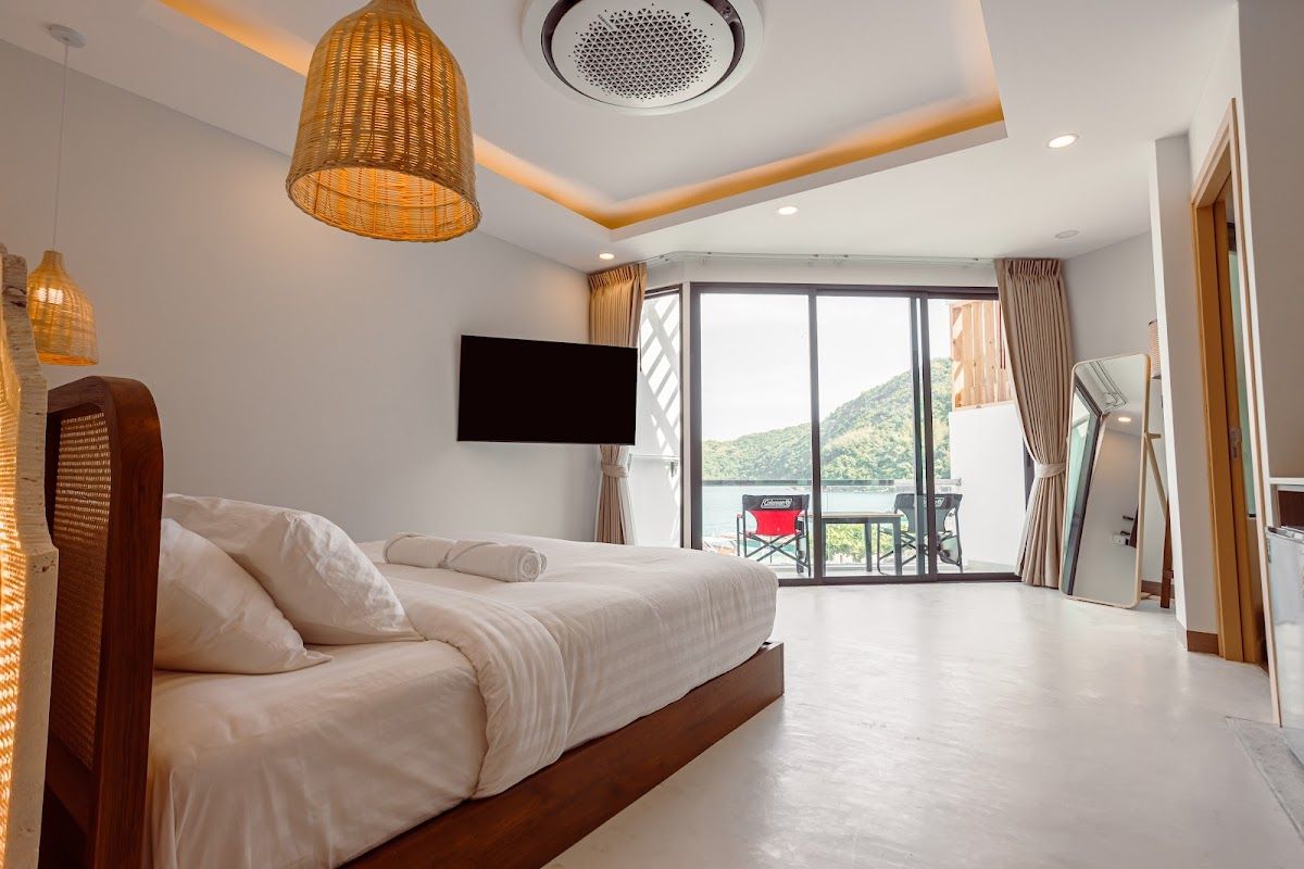 Ennkai Beachfront Resort Koh Larn pool and grounds in Central Pattaya
