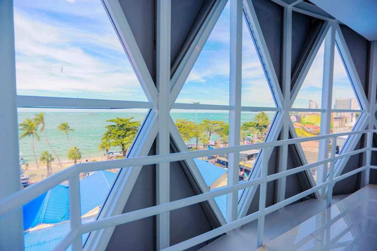 Flipper Lodge Hotel exterior in Central Pattaya