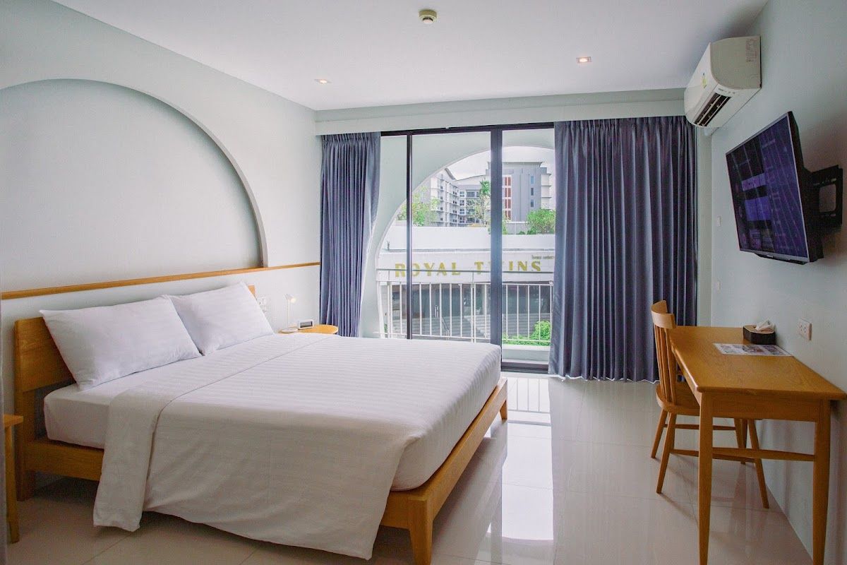 Go2bed Pattaya Hotel pool and grounds in Central Pattaya