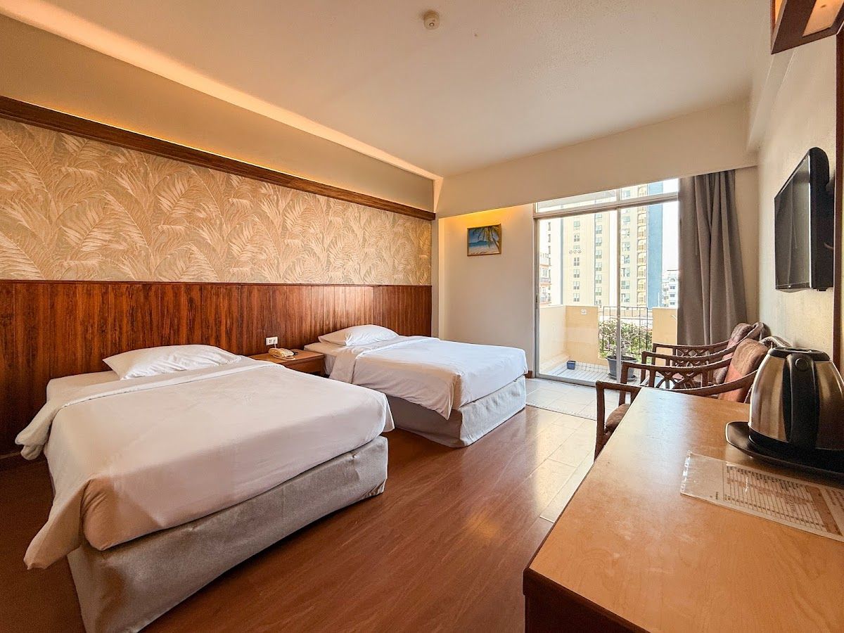 Golden Beach Hotel Pattaya pool and grounds in Central Pattaya
